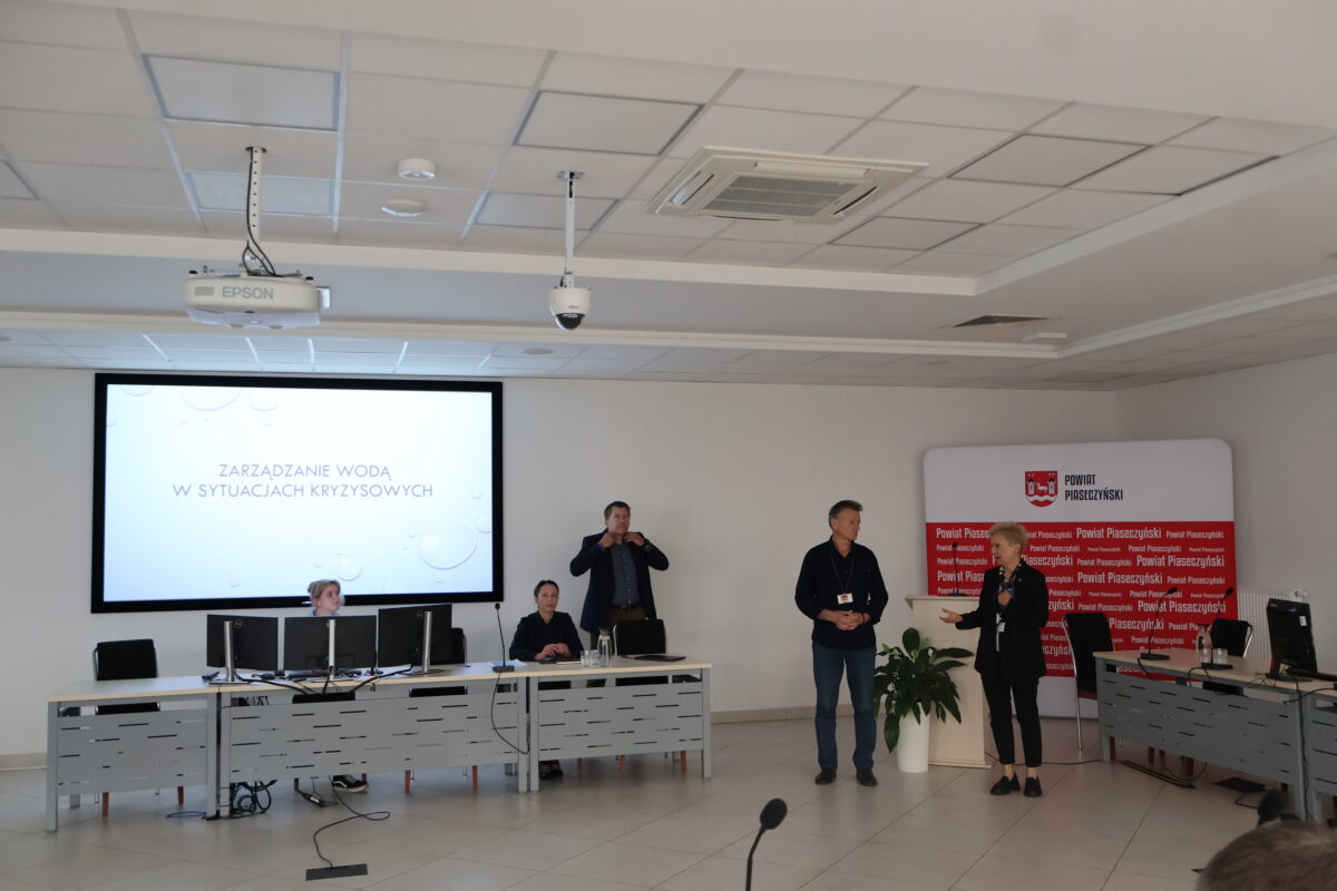 uczestnicy spotkania w sali konferencyjnej