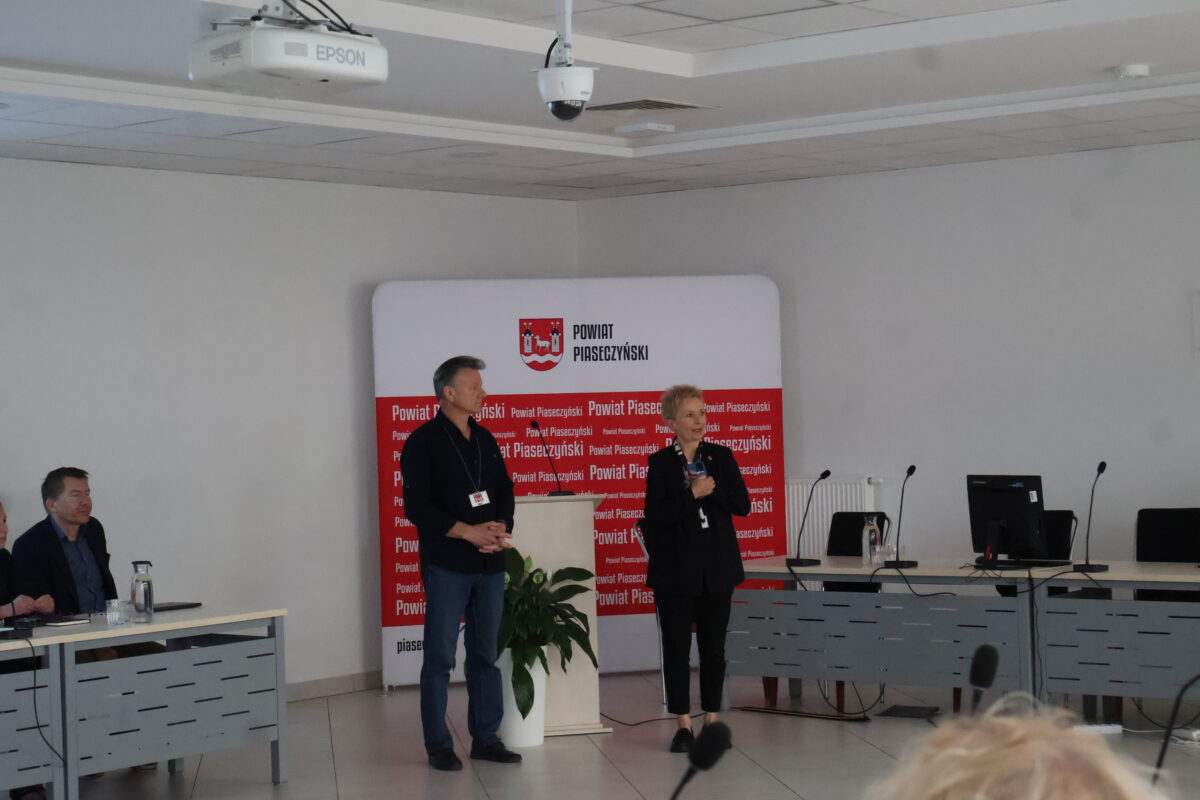 uczestnicy spotkania w sali konferencyjnej