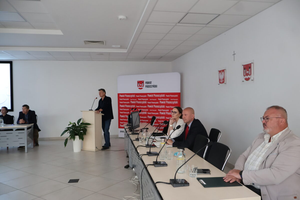uczestnicy spotkania w sali konferencyjnej