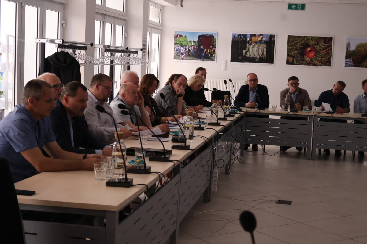 uczestnicy spotkania w sali konferencyjnej