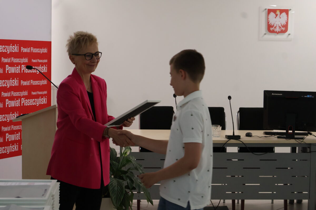 starosta wręcza nargodę zawodnikowi