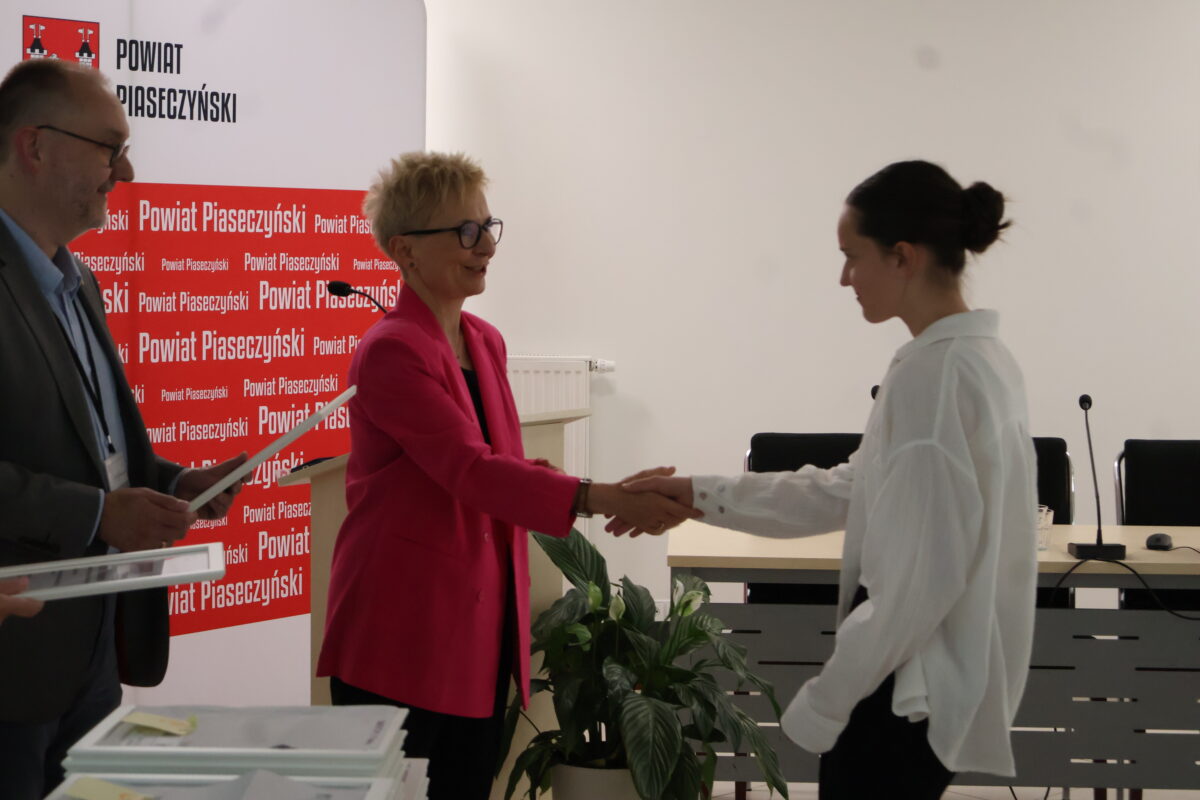 starosta wręcza nargodę zawodniczce