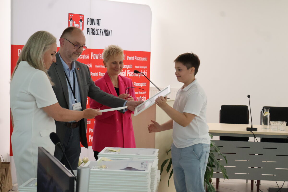 starosta wręcza nargodę zawodnikowi