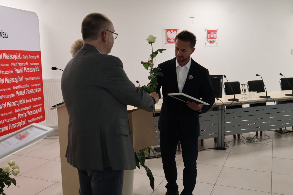 starosta wręcza nargodę trenerowi