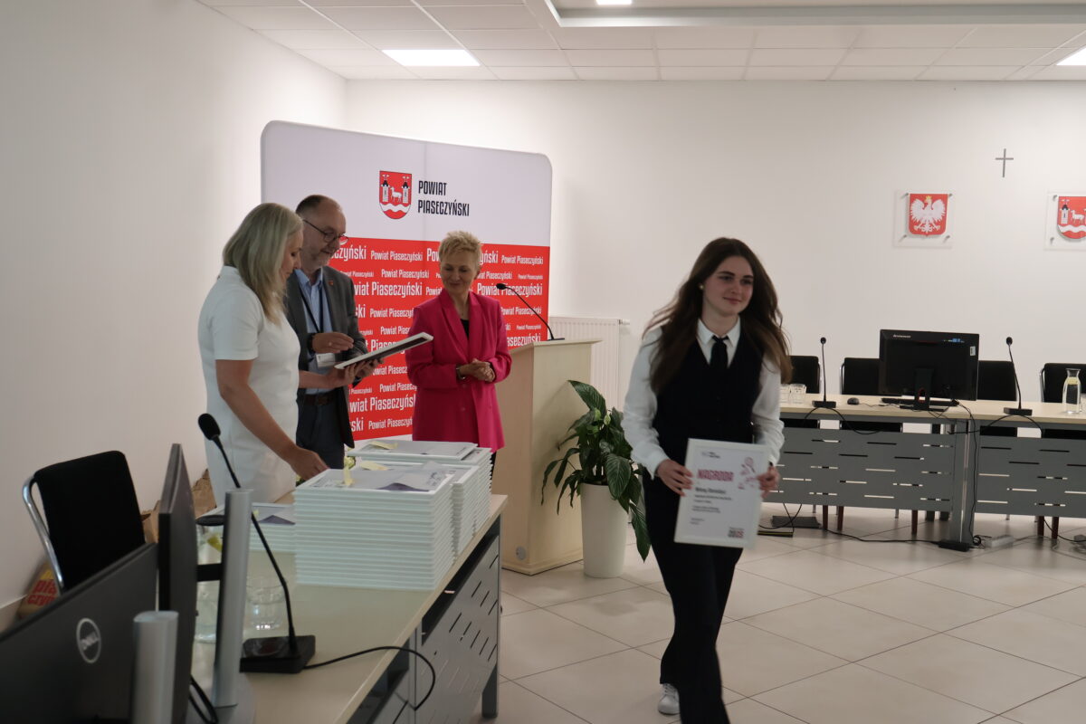 starosta wręcza nargodę zawodniczce