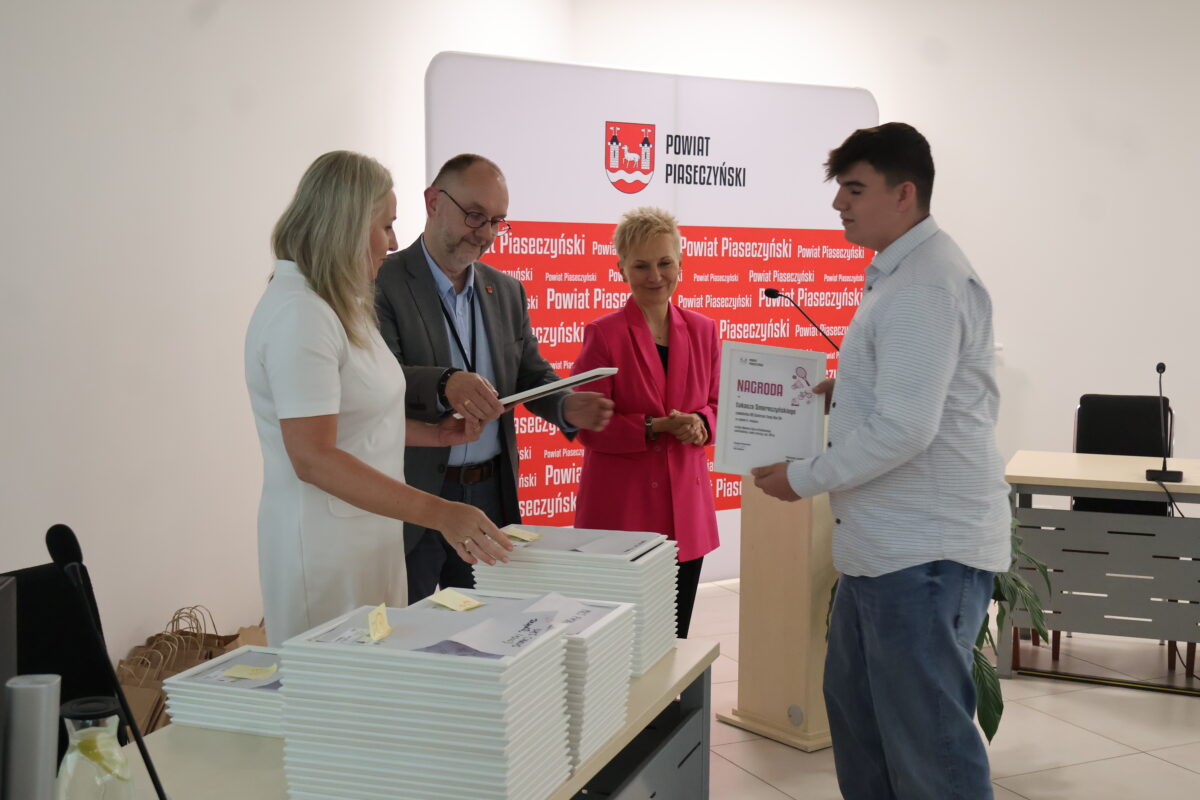 starosta wręcza nargodę zawodnikowi