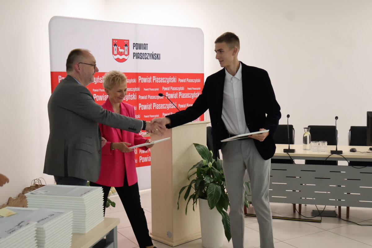 starosta wręcza nargodę zawodnikowi