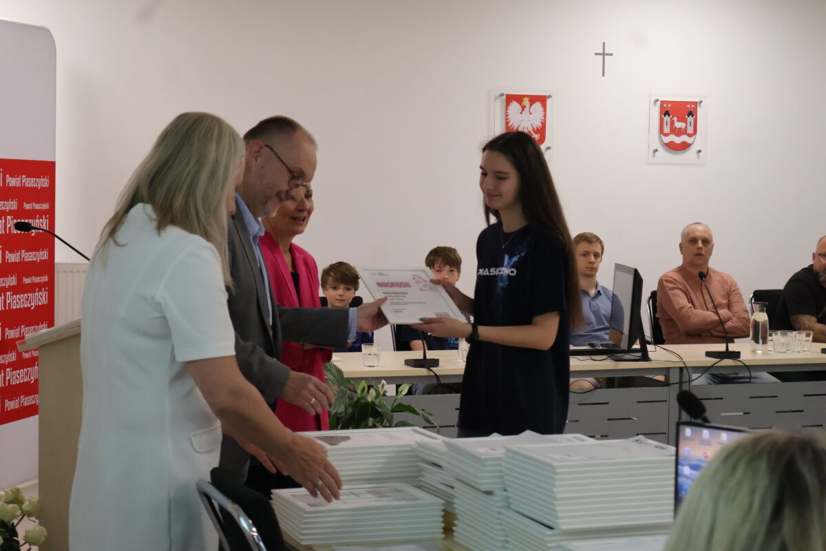 zawodniczka odbiera nagrodę