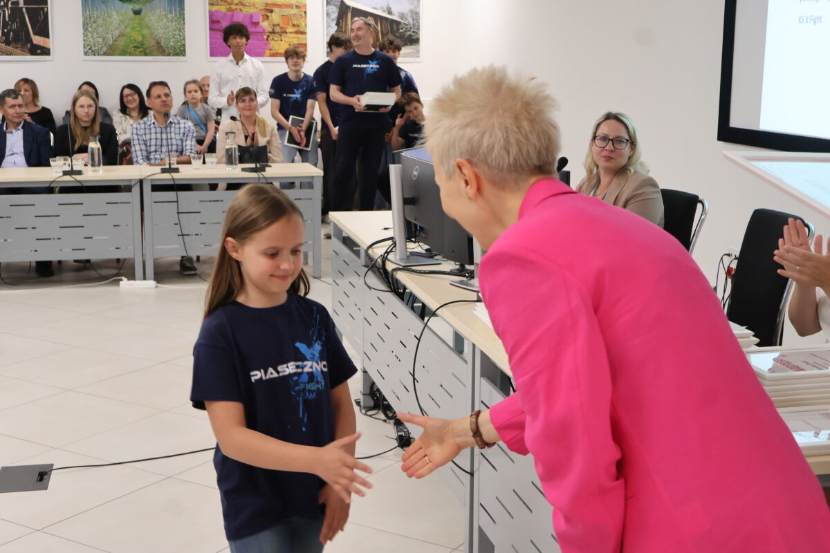 zawodniczka odbiera nagrodę