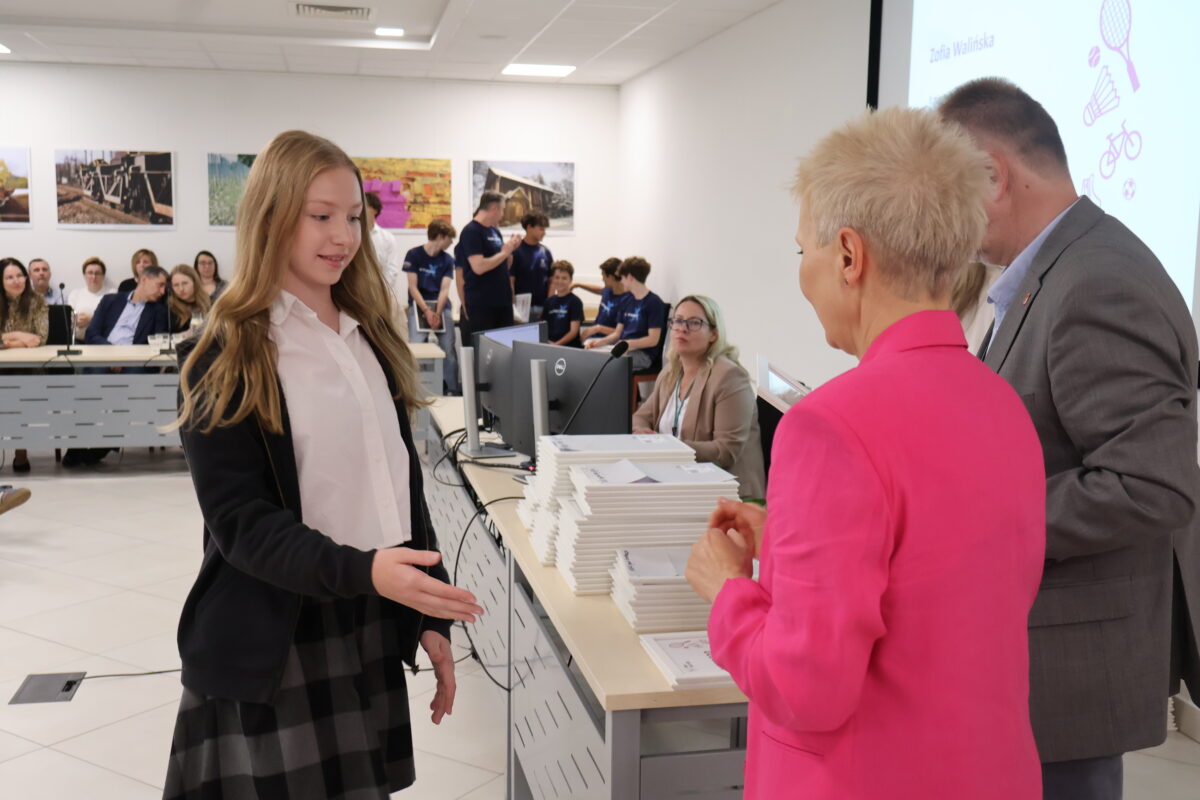 zawodniczka odbiera nagrodę