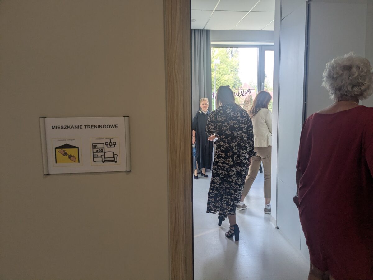 dyr. Zs w Pęcherach przed mieszkaniem treningowym