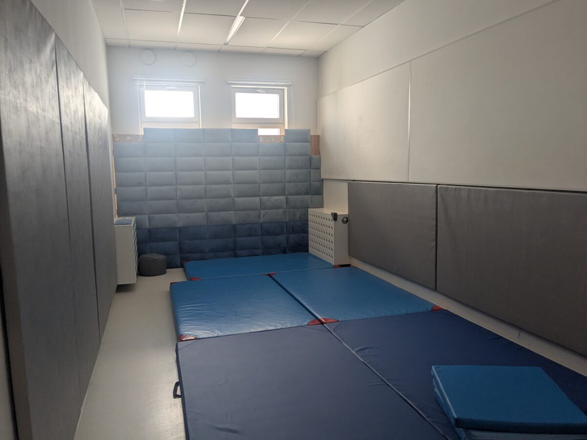 sala wyłożona materacami