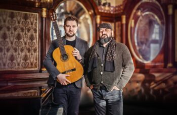 2 muzyków z gitarą