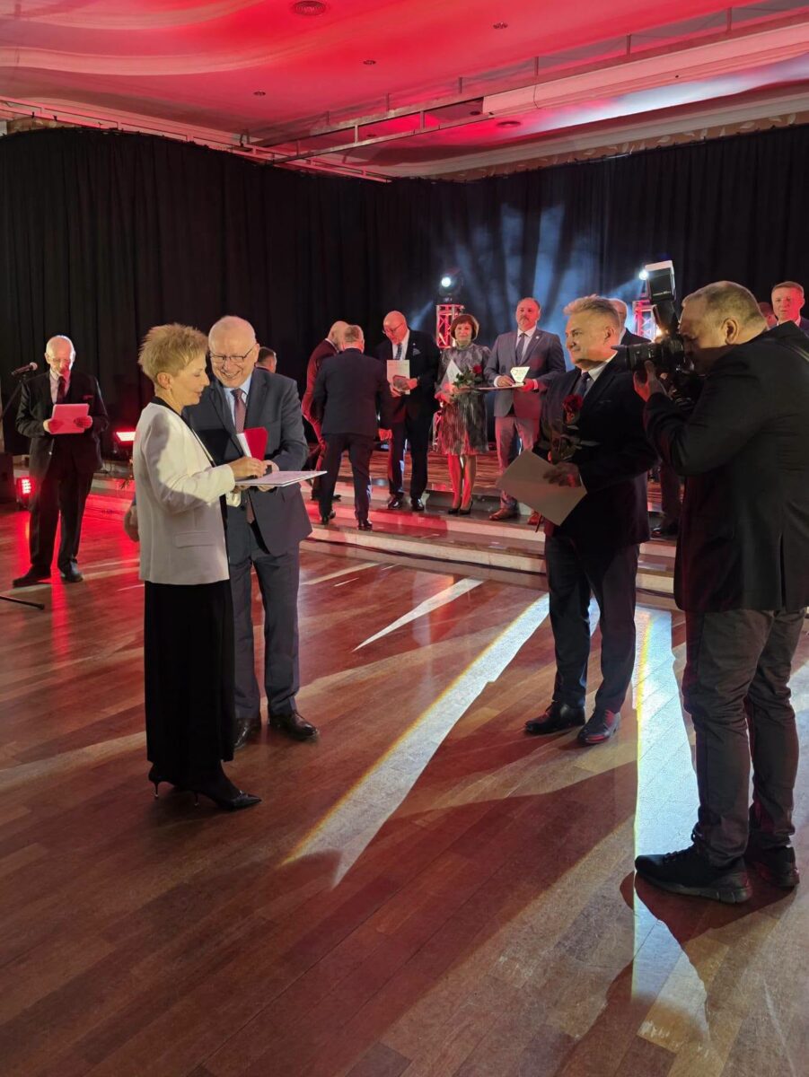 starosta odbiera statuetkę