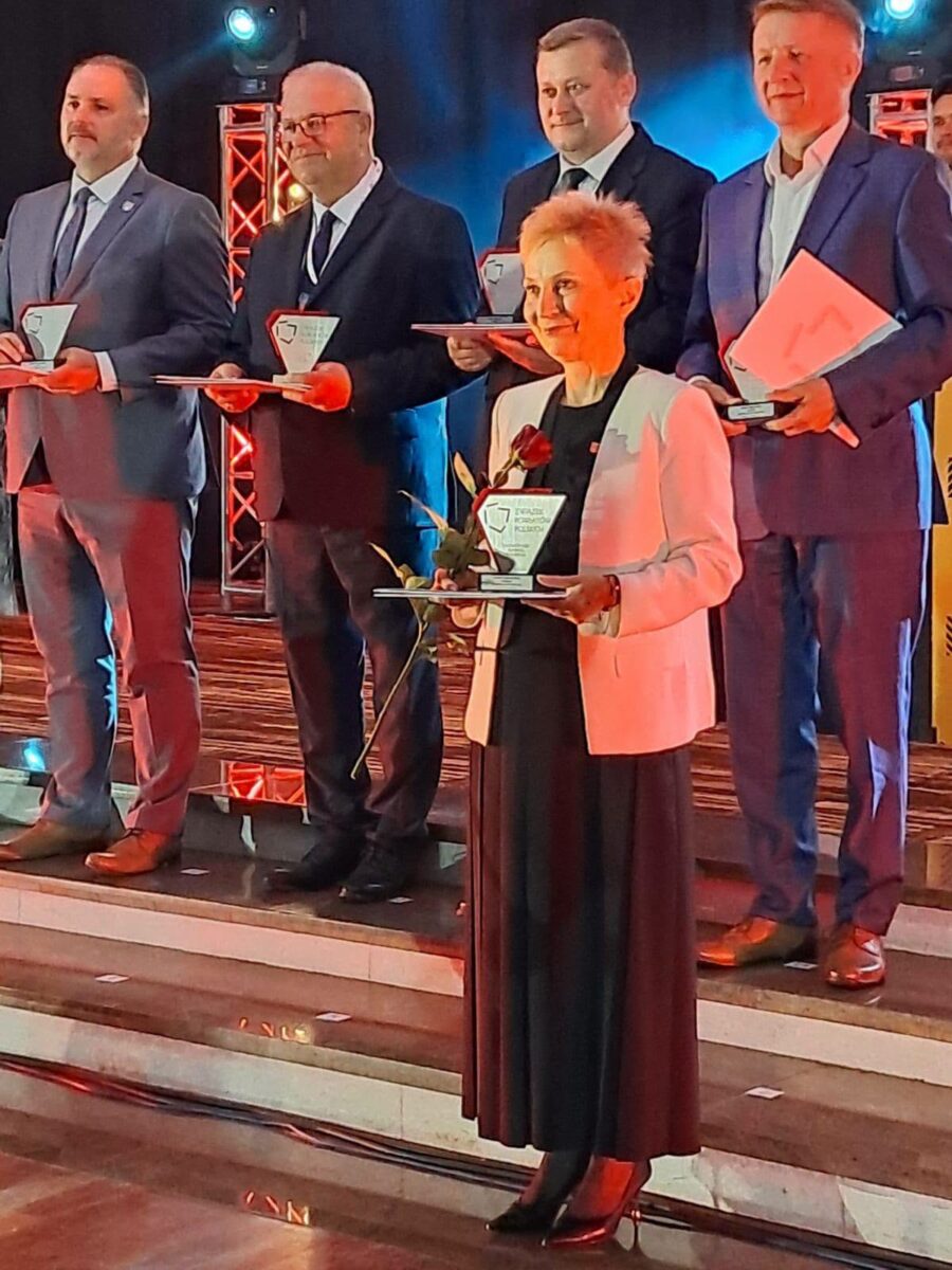 starosta ze statuetką