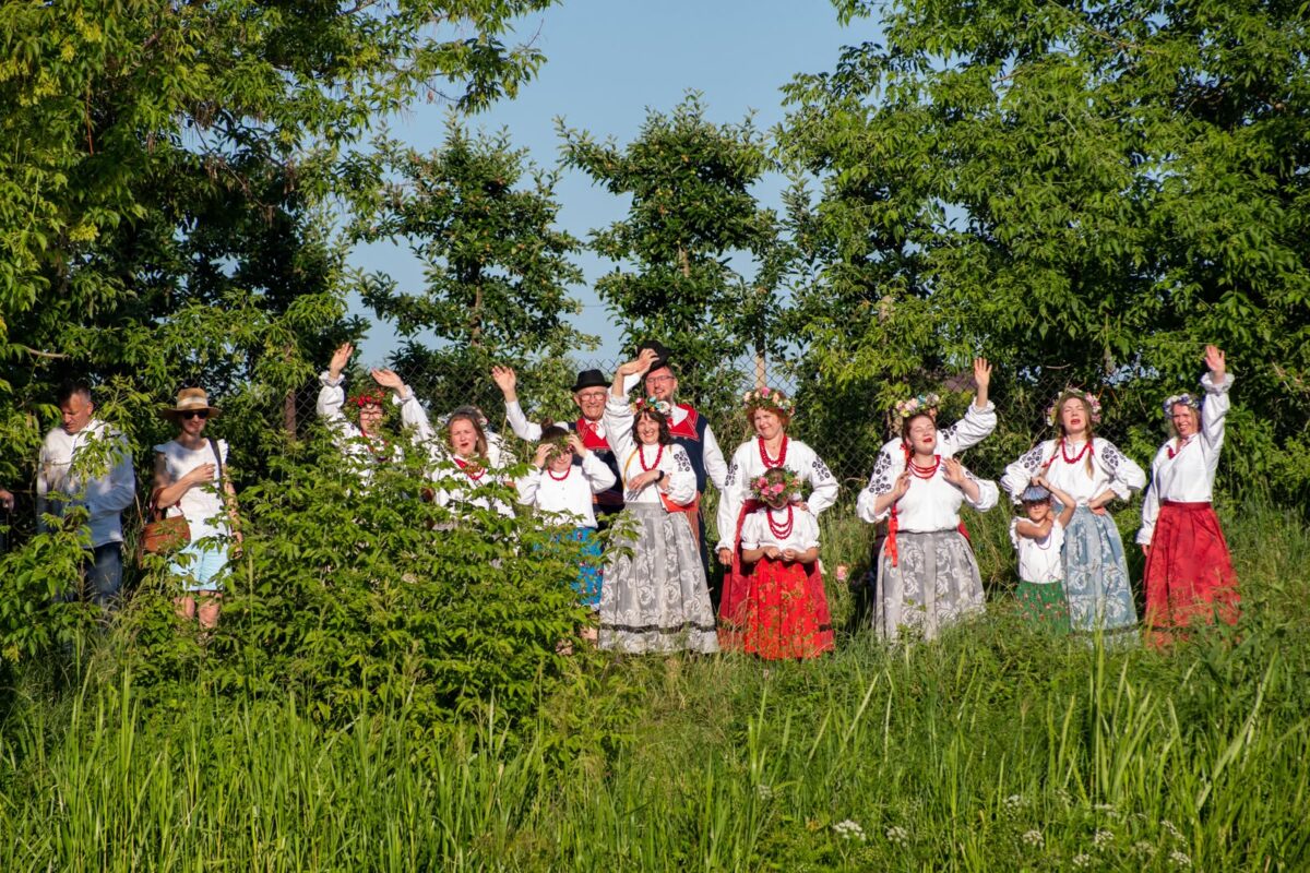 dziewczyny w wiankach machają