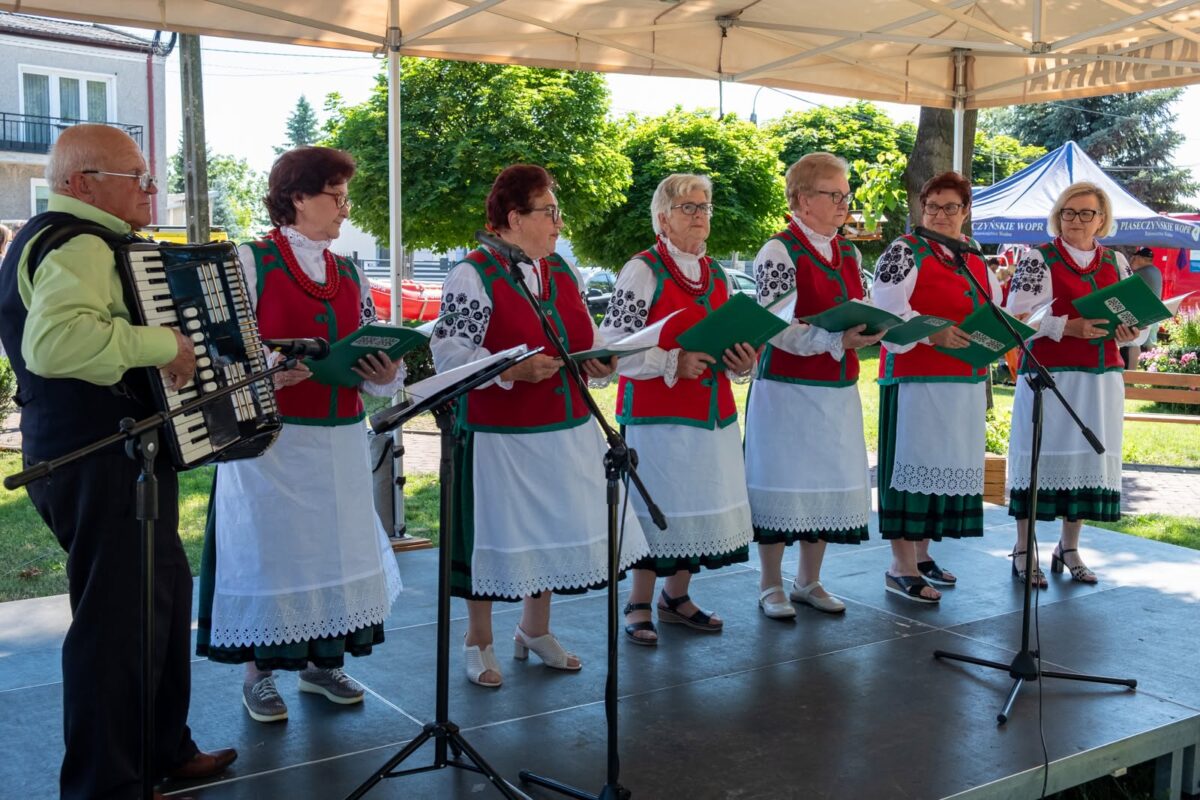 zespół ludowy na scenie