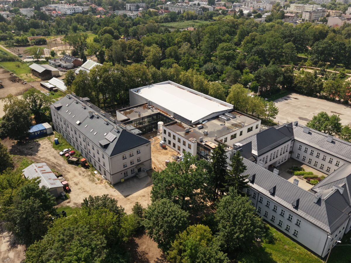 budynek szkoły, internatu i dudowana hala sportowa