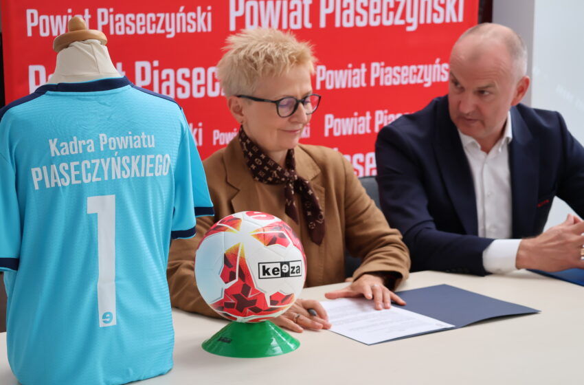 starosta i prezes MZPN podpisuja umowe o wspolpracy