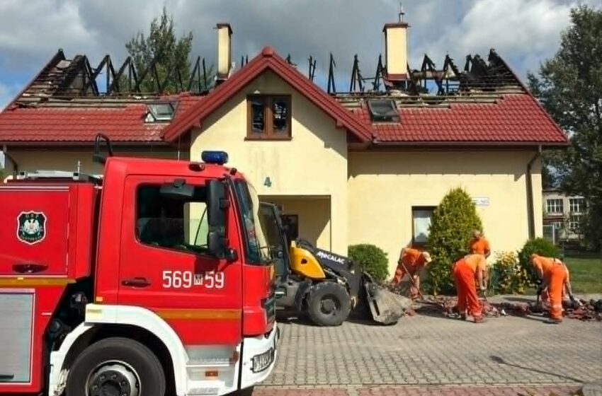 straż pożarna przed domem ze spalonym dachem