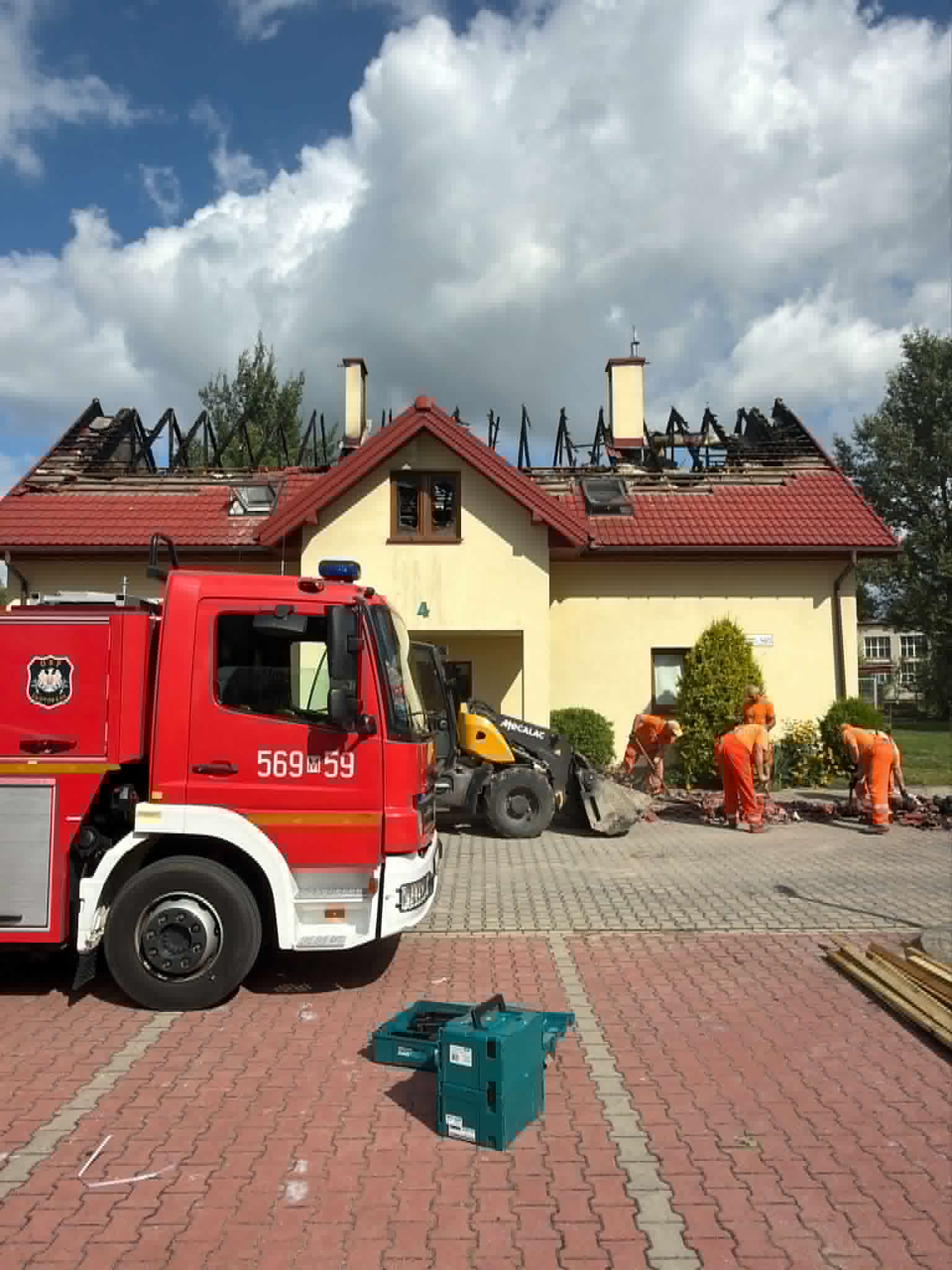 straż pożarna przed domem ze spalonym dachem