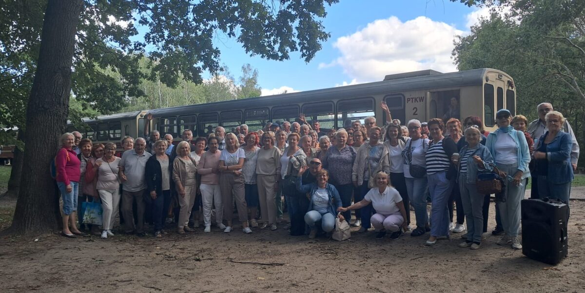 zdjęcie grupowe przed pociągiem