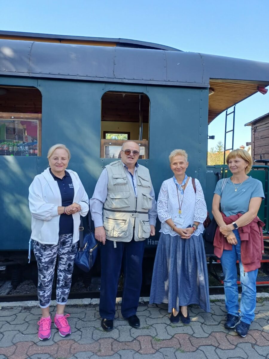 seniorzy ze starostą przed pociągiem