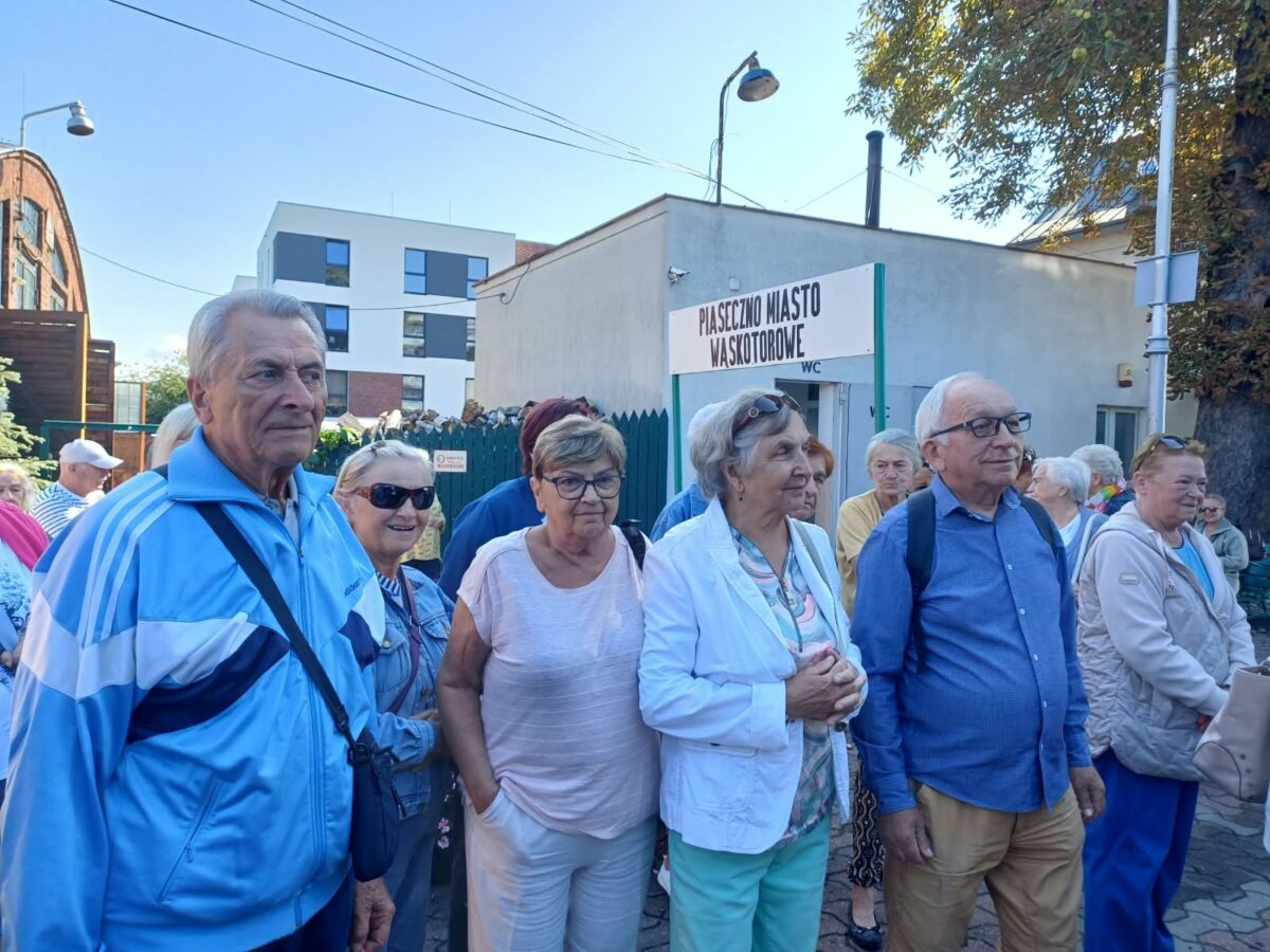 seniorzy na peronie