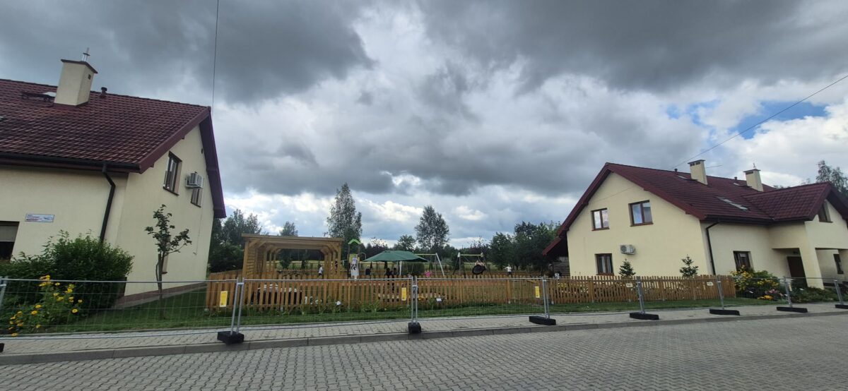 2 domy dzieci na huśtawkach
