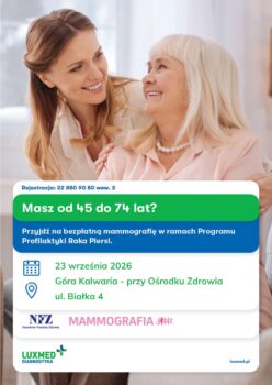 starsza i mlodsza kobieta usmiechaja sie do siebie