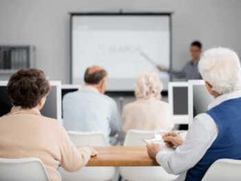 seniorzy uczestnicza w konferencji