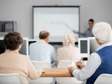 seniorzy uczestnicza w konferencji