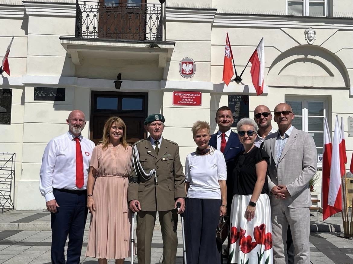 zdjęcie grupowe przed ratuszem po uroczystości 3 maja