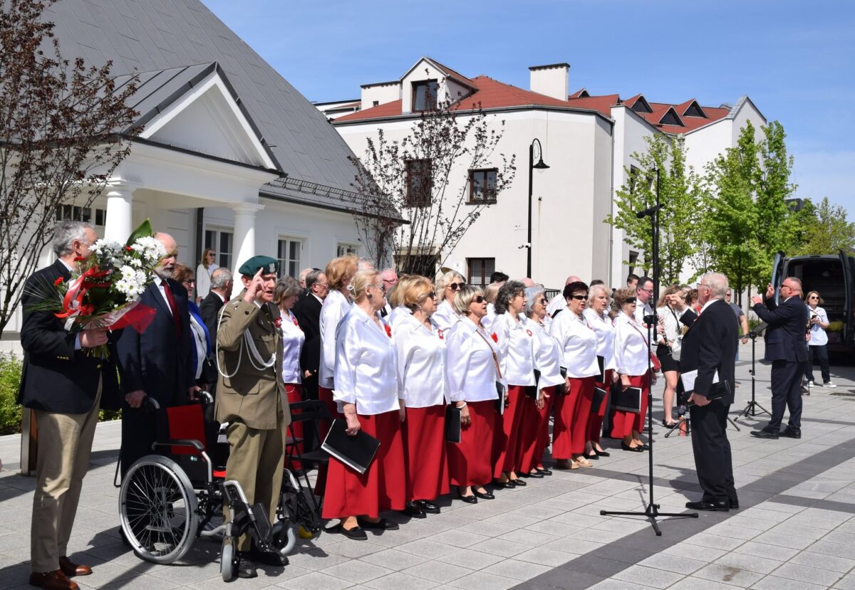 W. Sieradzki, obok chór w bialo -czerwonych strojach