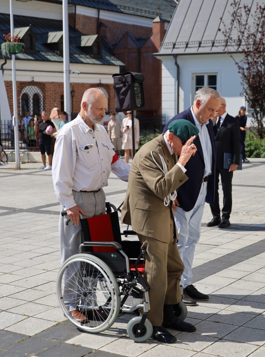 W. Sieradzki wstał z wózka i salutuje