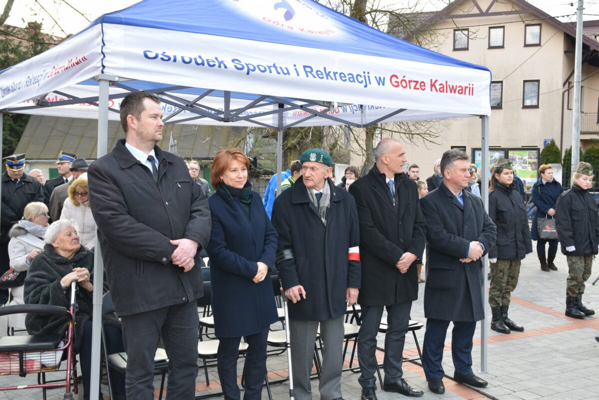 W. Sieradzki ze starostą Ołdakowskim, pod namiotem, inni ludzie