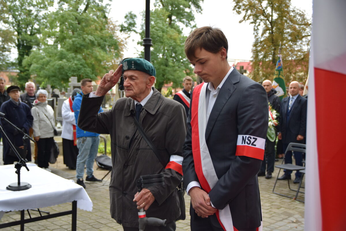 W. Sieradzki salutuje, obok młody chłopak