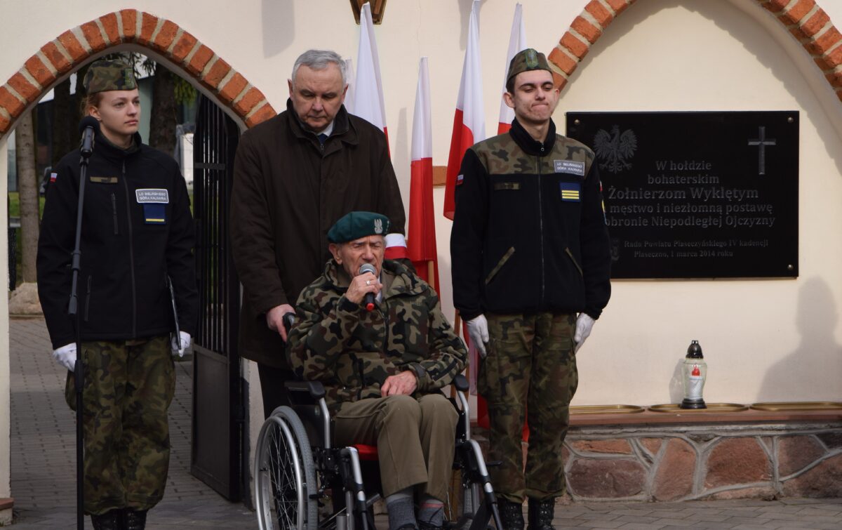 W. Sieradzki na wózku, młodzi w mundurach po bokach