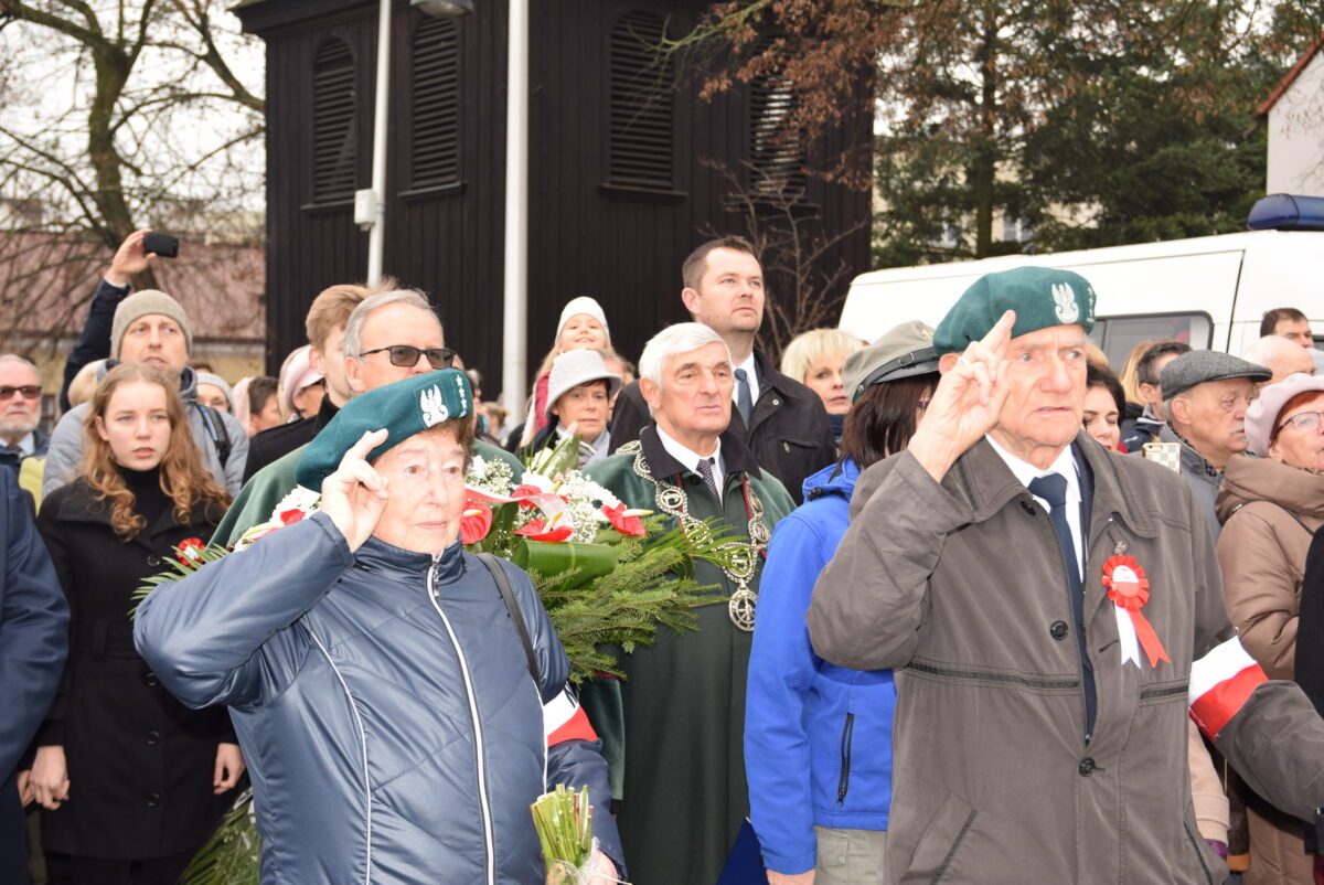 W. Sieradzki salutuje, w tle ludzie