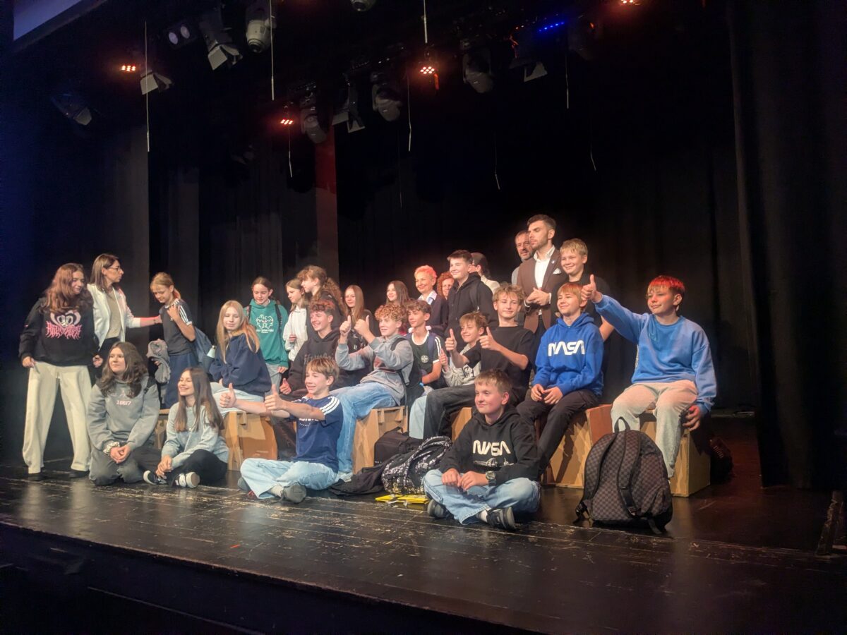 aktorzy na scenie - zdjęcie grupowe