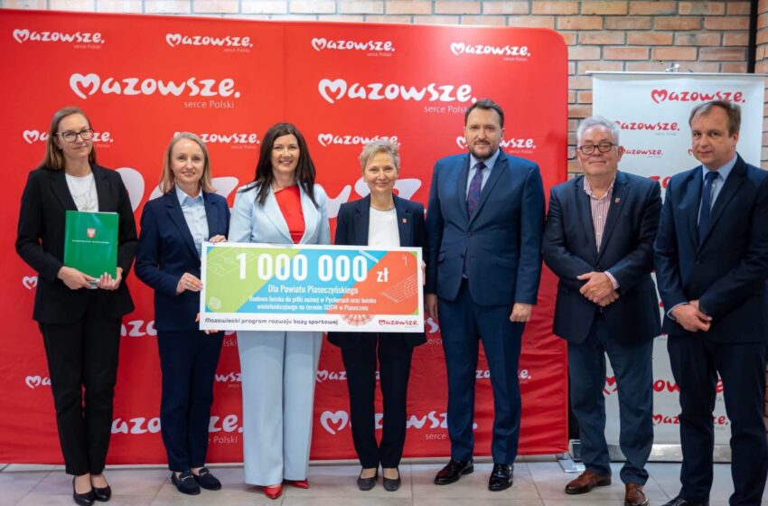 delegacja odbierajaca symboliczny czek